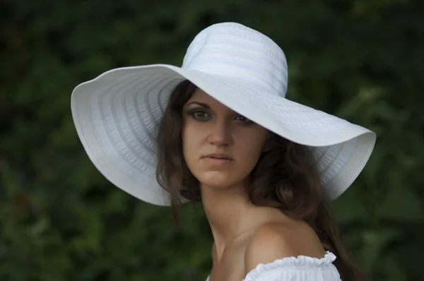 Портрет девушки в шляпе — стоковое фото
