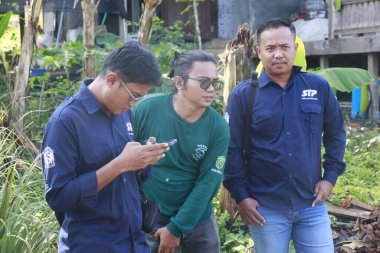 Melapeh Baru Köyü, Lingang Bigung Bölgesi, Batı Kutai Regency, Doğu Kalimantan Bölgesi - 25 Eylül 2025: PT Jafpa SPLA çalışanları biseksüellere iyi balık yemi yardımında bulundular