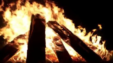 Gece karanlığında yanan bir ateş