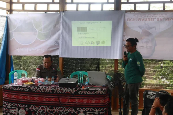 Melapeh Baru Köyü, Lingang Bigung Bölgesi, Batı Kutai Regency, Doğu Kalimantan Bölgesi - 25 Eylül 2025 Balıkçılık Servisi biyolog sistemini kullanarak bir balık çiftçiliği eğitimi düzenliyor..