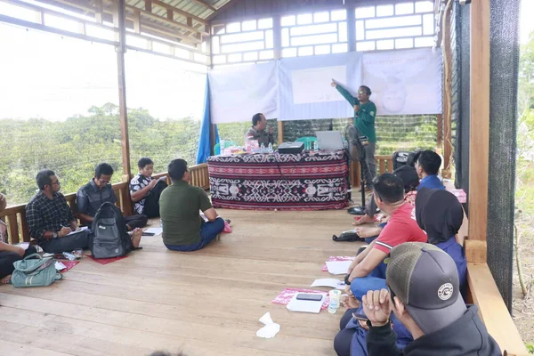 Melapeh Baru Köyü, Lingang Bigung Bölgesi, Batı Kutai Regency, Doğu Kalimantan Bölgesi - 25 Eylül 2025 Balıkçılık Servisi biyolog sistemini kullanarak bir balık çiftçiliği eğitimi düzenliyor..