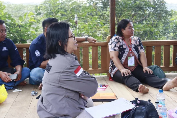 Melapeh Baru Köyü, Lingang Bigung Bölgesi, Batı Kutai Regency, Doğu Kalimantan Bölgesi - 25 Eylül 2025: PT Jafpa SPLA çalışanları biseksüellere iyi balık yemi yardımında bulundular