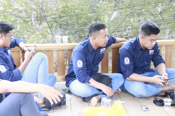 Melapeh Baru Köyü, Lingang Bigung Bölgesi, Batı Kutai Regency, Doğu Kalimantan Bölgesi - 25 Eylül 2025: PT Jafpa SPLA çalışanları biseksüellere iyi balık yemi yardımında bulundular