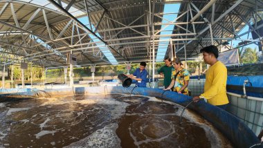 Melapeh Baru Köyü, Lingang Bigung Bölgesi, Batı Kutai Regency, Doğu Kalimantan Bölgesi - 25 Eylül 2025: Particticileri eğitmek için bir kaynak tarafından biyolog sistemi ile balık çiftçiliği eğitimi