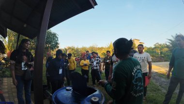 Melapeh Baru Köyü, Lingang Bigung Bölgesi, Batı Kutai Regency, Doğu Kalimantan Bölgesi - 25 Eylül 2025: Particticileri eğitmek için bir kaynak tarafından biyolog sistemi ile balık çiftçiliği eğitimi