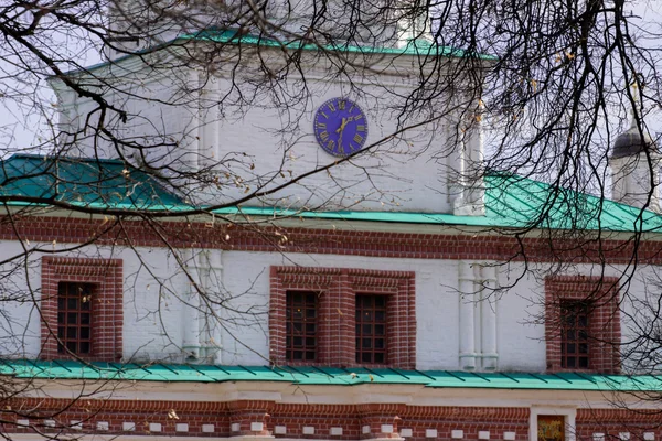 Kerk in de stad, Rusland — Stockfoto