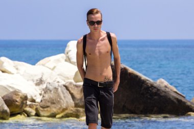 Çıplak çocuk buzlu yürüyüş