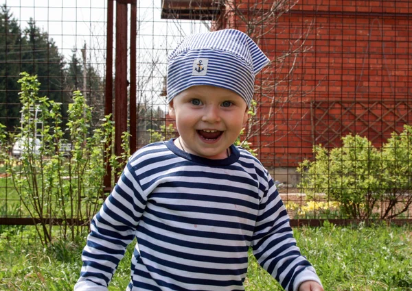 Niño jugando en el jardín, Rusia — Foto de Stock