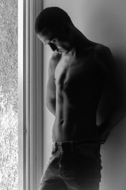 çocuk beyaz duvara yaslanmış