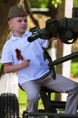 Zafer günü parkta üniformalı yakışıklı