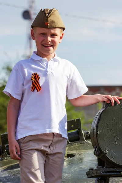 Mignon Garçon Jour Victoire Uniforme Dans Parc — Photo