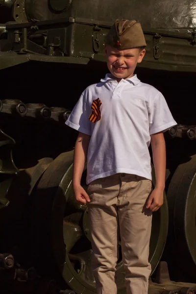 Mignon Garçon Jour Victoire Uniforme Dans Parc — Photo