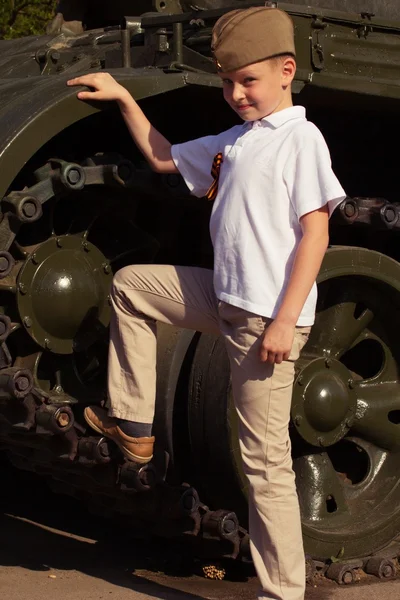 Mignon Garçon Jour Victoire Uniforme Dans Parc — Photo