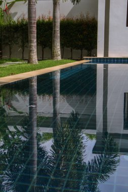 binalar ve elemanları, Bahçe içinde yüzme havuzu