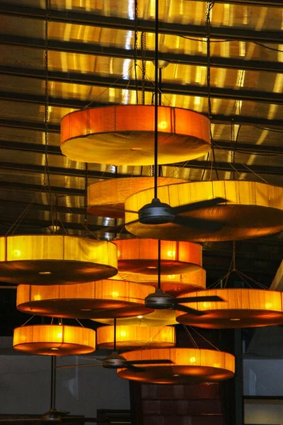 Niezwykły żyrandol we wnętrzu restauracji — Zdjęcie stockowe