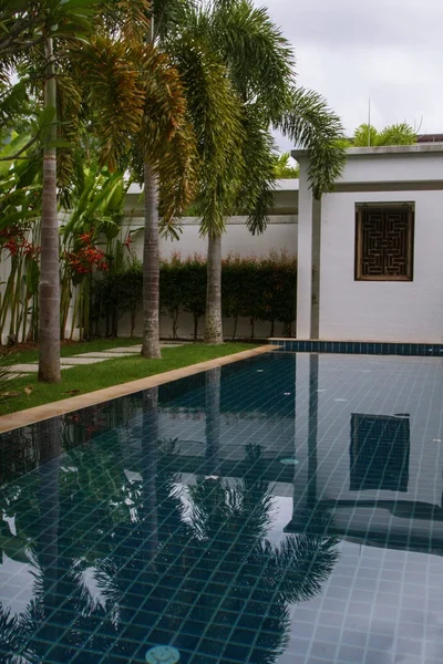 Bâtiments et éléments, piscine dans le jardin — Photo