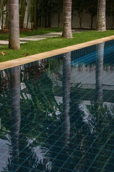 Gebouwen en elementen, zwembad in de tuin — Stockfoto
