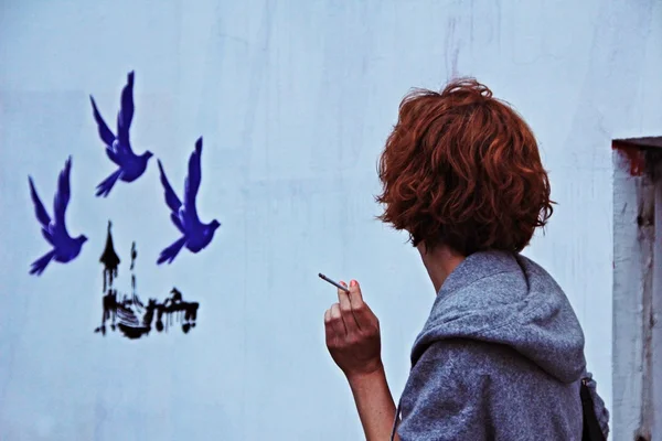 Nő a cigaretta, nézi a fal — Stock Fotó