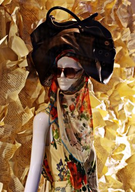 bir çanta ile kadın manken