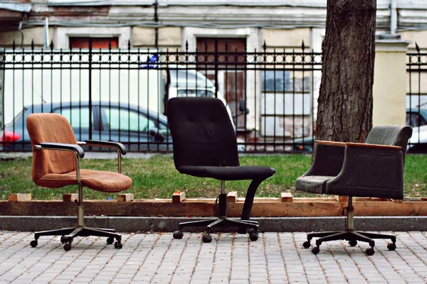 Trois chaises dans le parc — Photo