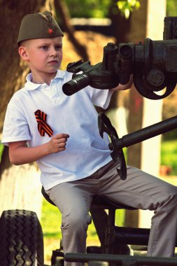 üniformalı şirin çocuk