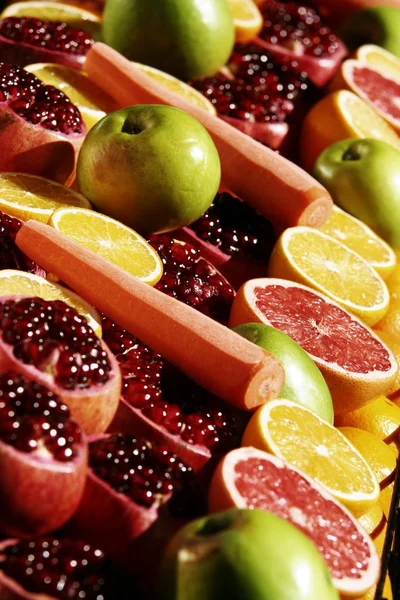 시장에 컷된 과일의 벽 — 스톡 사진