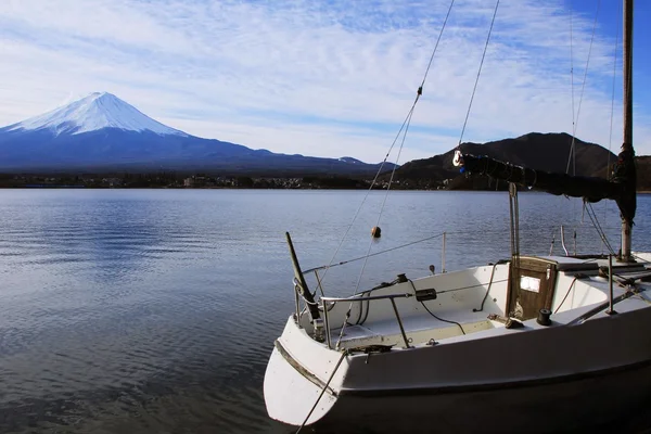 Fuji ve bir tekne ile göl — Stok fotoğraf