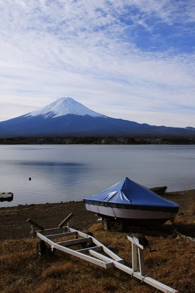 Fuji ve bir tekne ile göl — Stok fotoğraf