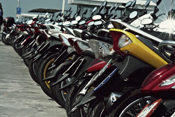 Antalet motorcyklar på parkeringen — Stockfoto