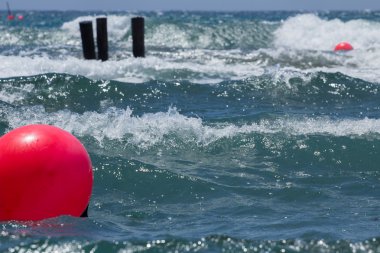 kırmızı top ile deniz manzarası