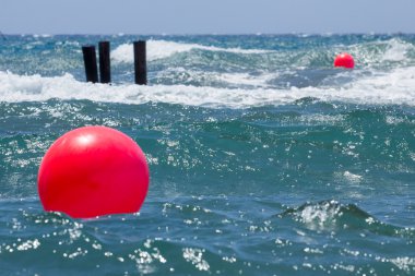 kırmızı top ile deniz manzarası