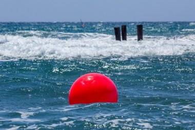 kırmızı top ile deniz manzarası