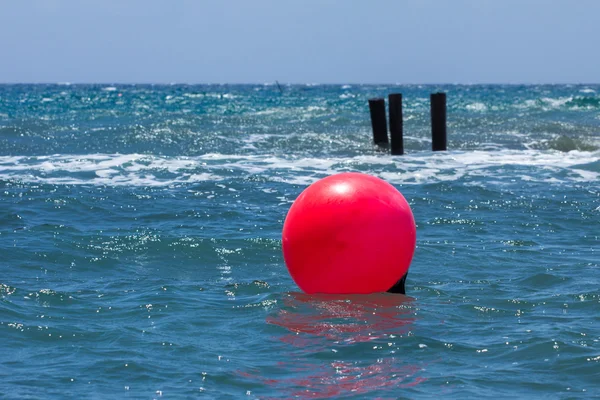Paysage marin avec boule rouge — Photo