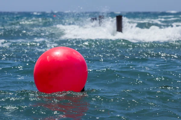 kırmızı top ile deniz manzarası