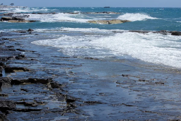 Морський пейзаж з камінням і горизонтом — стокове фото