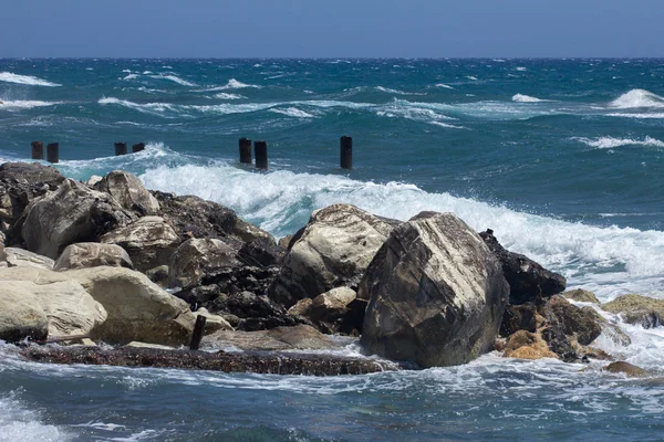 Seascape, sziklák és a horizont — Stock Fotó