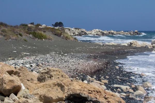 Морской пейзаж с камнями и горизонтом — стоковое фото