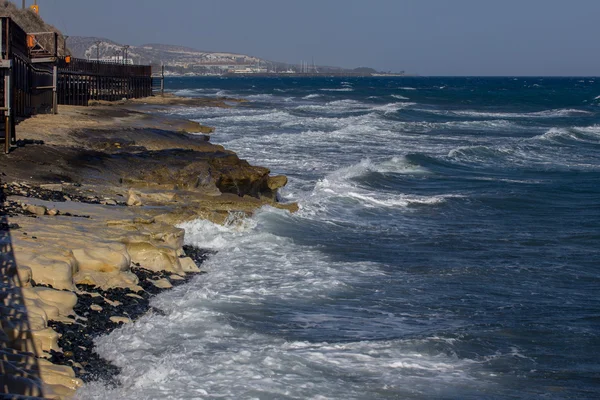 Paysage marin avec rochers et horizon — Photo