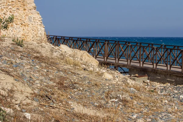 Paysage marin avec rochers et horizon — Photo