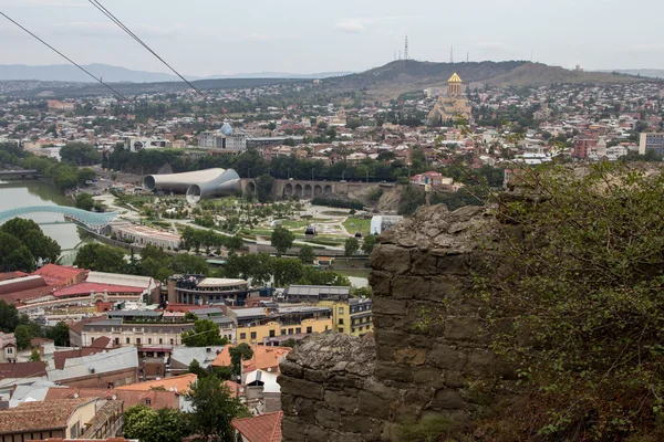 Cityscape kilise ve Dağları ile