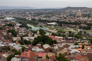 Cityscape kilise ve Dağları ile