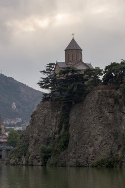 bir uçurumun binalar ile manzara