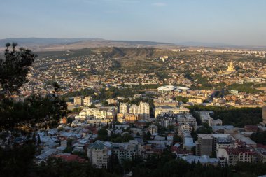 binalar, kilise ve dağlar unsurları