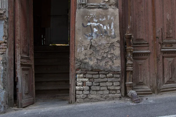 Tür an den alten Häusern in der Altstadt von Tiflis — Stockfoto