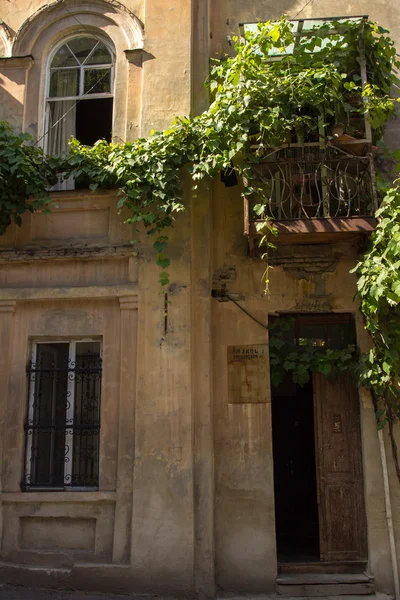 Mur pittoresque de la maison avec fenêtres, portes et balcons — Photo