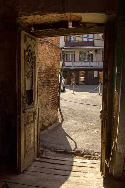 Dveře na staré domy ve starém městě Tbilisi — Stock fotografie