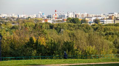 16.09.2020, Moskova, Rusya. Güneşli bir günde Moskova 'nın panoramik manzarası. Tarihi parkın etrafında dolaşıyorum..