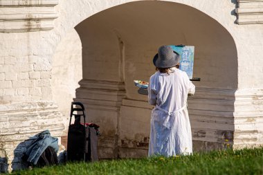 16.09.2020, Moskova, Rusya. Açık havada resim yapan bir kadın. Parkta hobi.