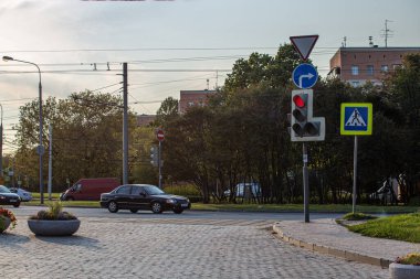 16.09.2020, Moskova, Rusya. Yol boyunca ilerleyen farklı ulaşım türleri. Moskova Şehri 'nin manzarası.