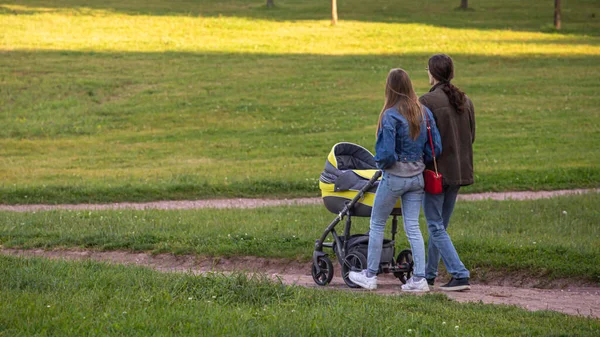 2020 Moscow Russia Young Parents Baby Walking Summer Park People — Stock Photo, Image